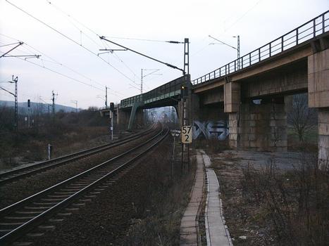 Streckenkreuzung im Gleisdreieck Großheringen, oben läuft die Strecke der Saaletalbahn und unten die Strecke Leipzig - Erfurt
