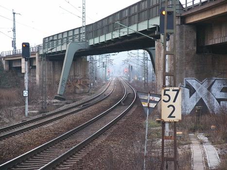 Streckenkreuzung im Gleisdreieck Großheringen, oben läuft die Strecke der Saaletalbahn und unten die Strecke Leipzig - Erfurt