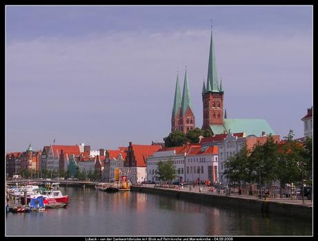 Petrikirche rechts neben der Marienkirche von der Dankwartsbrücke, links ist die Obertravebrücke zu sehen