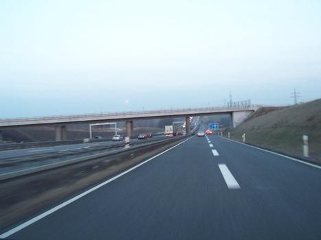 Brücke der NBS Ebensfeld-Erfurt über die A4 am Autobahnkreuz Erfurt