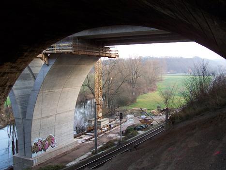 Saaletalbrücke, Jena – Blick auf die Gleise der Saaletalbahn und auf die Saale