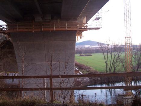 A4 Saaletalbrücken. Pfeiler zwischen den Gleisen der Saaletalbahn und der Saale