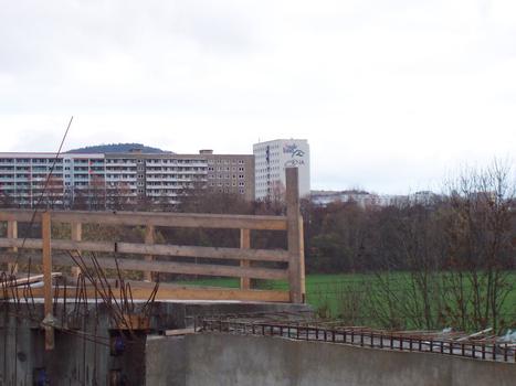 Brücke 826, Jena – Blick von der neuen Brücke auf die Plattenbausiedlung Lobeda