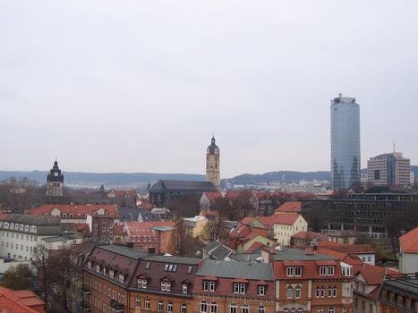 Intershoptower, ganz links der Turm des Hauptgebäudes der Friedrich-Schiller-Universität