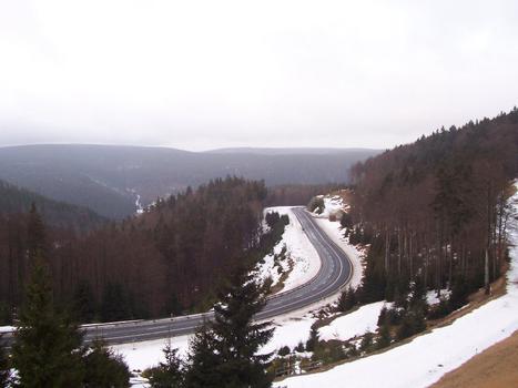 neu gebaute Straße zwischen Goldisthal und Scheibe-Alsbach, notwendig geworden durch die Anlage des Unterbeckens im Schwarzatal