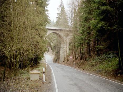 Brücke über die L2372 zwischen Lobenstein und Harra