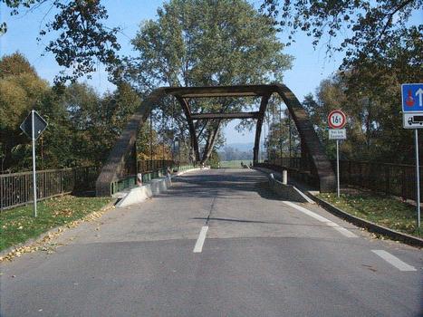 Strassenbrücke der L203 über die Saale in Großheringen