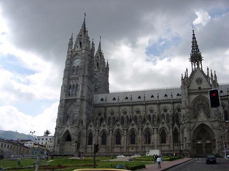 Ecuador; Quito; Basilika; Nach 98 Jahren Bauzeit wurde sie erst 1985 fertig gestellt. Heute besitzt die Basilika die höchsten Kirchtürme Südamerikas (140 m)
