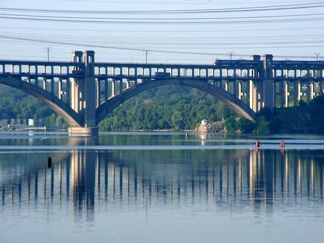 Zaporoze-Brücke, Steinbogenbrücke in Saporishshja; errichtet 1952