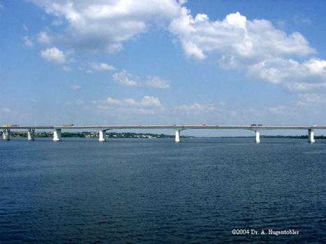 Pont-route à Kherson sur le Dnepr
