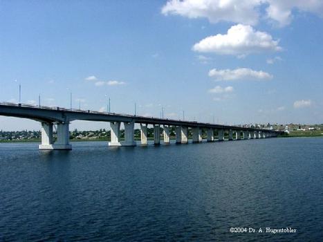 Pont-route à Kherson sur le Dnepr