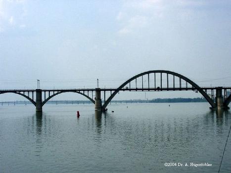 Pont sud sur le Dnepr à Dnipropetrovsk