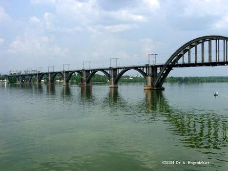 Pont sud sur le Dnepr à Dnipropetrovsk
