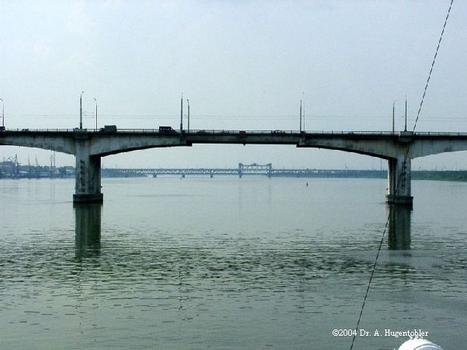 Ukraine, Dnjepr, Dnepropetrowsk, 475 km von Kiew, Stadt Brücke,im Hintergrund Hebebrücke