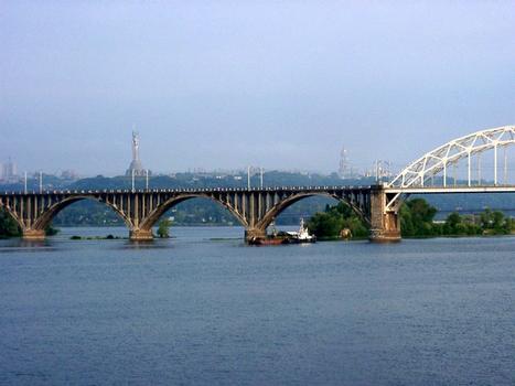 Ukraine, Dnjepr, Kiew, Brücke, Eisenbahnbrücke, gebaut in der Nachkriegszeit