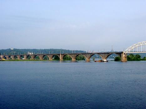 Pont ferroviaire sur le Dnyepr à Kiev (Ukraine)