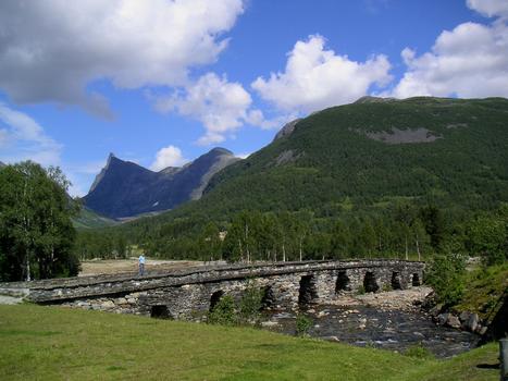 Honndøla bridge is situated in the municipality of Hornindal in Sogn og Fjordane county. The bridge was built in 1810. The mountain in the background of the picture is Honndalsrokken, 1529 m high