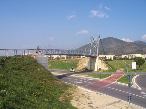 Fußgängerbrücke über die Viale Fratelli Vervia in Galcetello, Prato, Toskana (Italien)