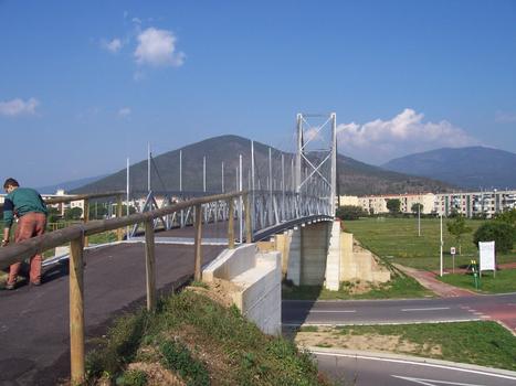 Fußgängerbrücke über die Viale Fratelli Vervia in Galcetello, Prato, Toskana (Italien)
