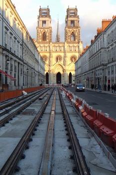 Orléans : Cathédrale et ligne de tram n°2. Rail d'alimentation segmenté