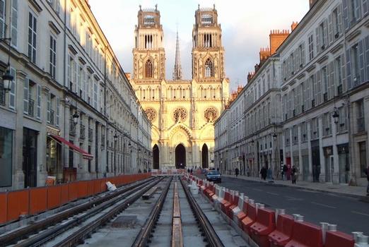 Orléans : Cathédrale et ligne de tram n°2. Rail d'alimentation segmenté