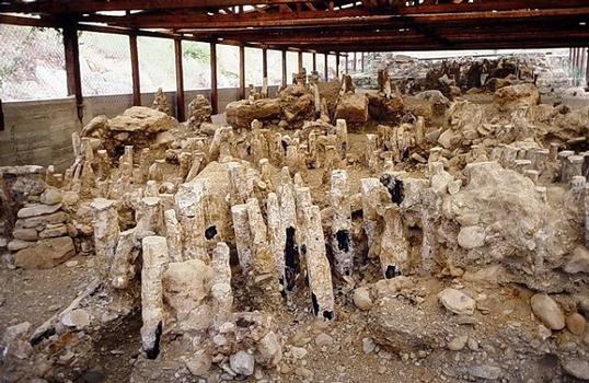 Amphipolis. Vestiges du pont sur le Strymon (-4e s.). Pieux carbonisés