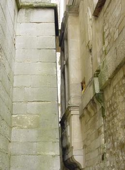 Vestiges de l'aqueduc romain «d'Arcueil» et portail Renaissance du Château des Arcs (à Cachan). A gauche, aqueduc de Médicis