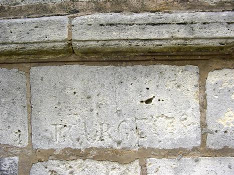 Regard XIV de l'aqueduc de Marie de Médicis. Graffite du 19e s.: « Bourgeois «, nom de famille