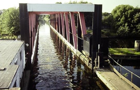 Barton swing aqueduct. Pont-canal pivotant de Barton (Manchester)