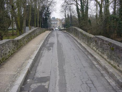 Vieux Pont ou Pont de la Reine Blanche. Boussy-Saint-Antoine (91)