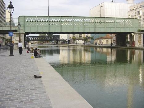 Brücke an der rue de l'Ourcq über den Ourcq-Kanal in Paris. Im Hintergrund Brücke der »Petite Ceinture«
