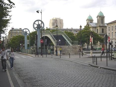 Fußgänger- und Hebebrücke and der Rue Crimée über de Ourcq-Kanal in Paris (19. Arrondissement)