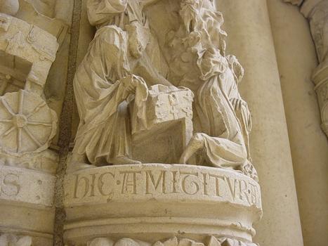 Notre-Dame de Chartres, portail nord. Hic amit[t]itur arc(h)a [f]ederis: Ici l'Arche est perdue. Mais, l'Arche leur causant de grands malheurs, les Philistins décident de la rendre finalement aux Hébreux