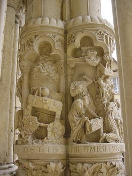 Notre-Dame de Chartres, portail nord. Les deux scènes de l'Arche d'Alliance: les Philistins s'emparent de l'Arche, puis ils la restituent aux Hébreux