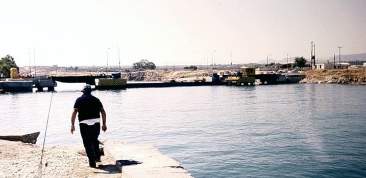 Canal de Corinthe, extrémité ouest. Pont à travée centrale submersible
