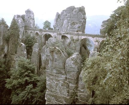 Pont de la Bastei. Accès au belvédère: panorama sur la vallée de l'Elbe. Suisse Saxonne, environs de Dresde