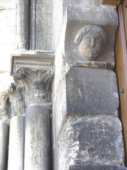 Cathédrale Saint-Spire, Corbeil-Essonnes. chapiteaux et sculpture de la façade principale