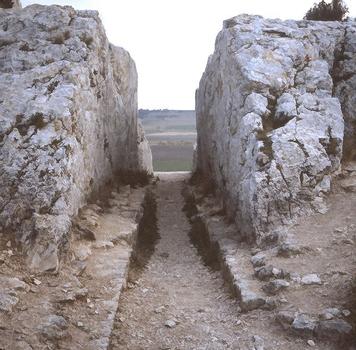 Tranchée de l'aqueduc de Barbegal, alimentant la minoterie romaine
