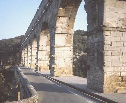 Pont du Gard et pont routier accolé en aval au 18e s