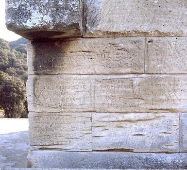 Pont du Gard. Graffites des Compagnons du Tour de France (18e/19e s.): noms, surnoms, symboles