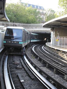 Linie 1 der Pariser MetroBanhof Bastille