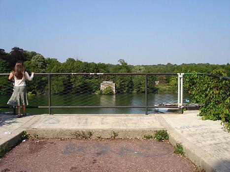 Reste der Hängebrücke Etiolles