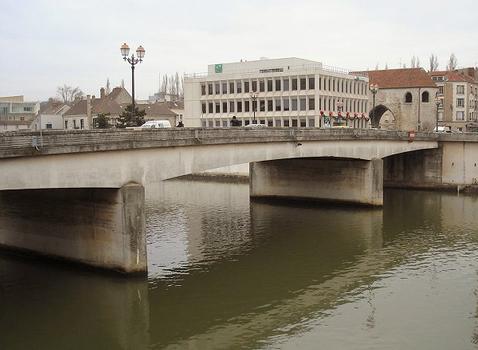 Melun (77)Pont Général Leclerc. Ancien pont aux Moulins