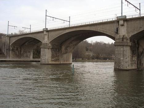 Pont SNCF / RER-D entre Le Mée-sur-Seine et Dammarie-lès-Lys (77). Ouvrage d'origine et ouvrage complémentaire
