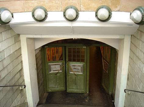 Libellule de la Porte Dauphine. Métro de Paris, ligne n°2. Eclairage et portes d'origine