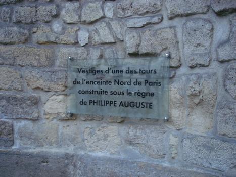 Vestiges d'une tour de l'enceinte de Philippe-Auguste, rue du Louvre, Paris 1er