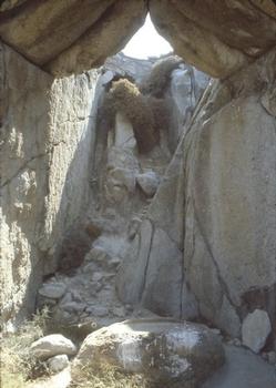Délos. L'antre du Cynthe (sanctuaire d'Héraclès): curieuse grotte aménagée, couverte de dalles en chevrons, à la manière des salles des pyramides d'Egypte