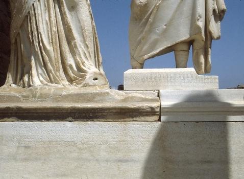 Délos. Inscription sur le socle des statues de Cléopâtre et de son époux Dioscouride, riches marchands due s