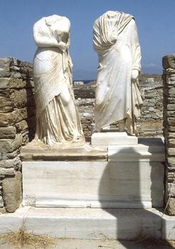 Délos. Maison de Cléopâtre. Statues de Cléopâtre et son époux Dioscouride, riches marchands due s