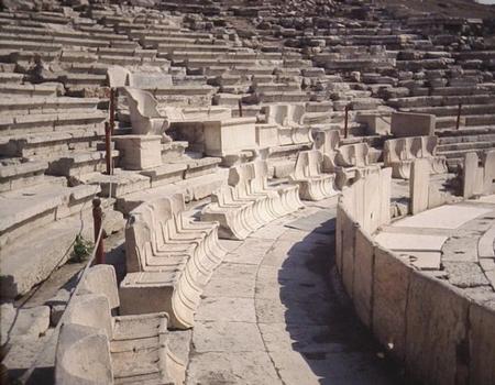 Athènes: Théâtre de Dionysos. Sièges des magistrats